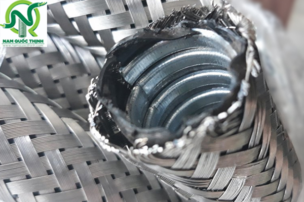 Ống ruột gà lõi thép bọc nhựa có lưới inox 304 Nam Quốc Thịnh 1