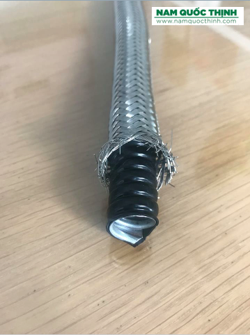Ống ruột gà lõi thép bọc nhựa có lưới inox 304 Nam Quốc Thịnh